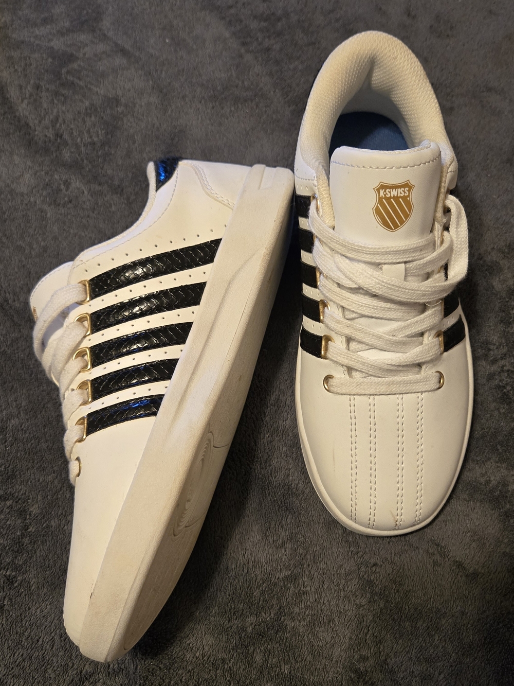 K-Swiss KSS10063W Low Tennis Pickleball Shoes White Black Gold Women's 7